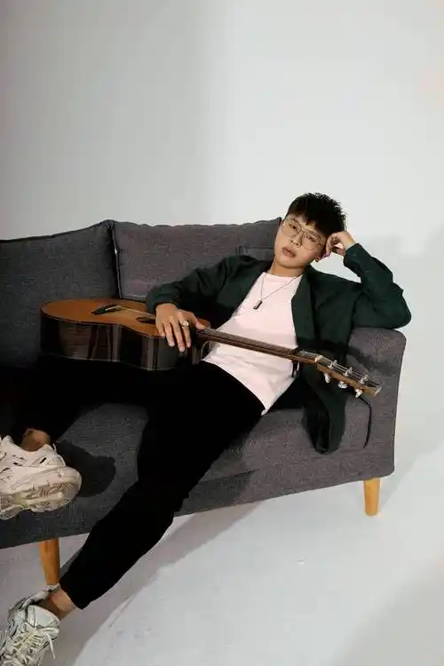 "阿冗用独特的烟嗓将这首歌曲呈现给听众,"安心上阵去奔跑,踏上最高的