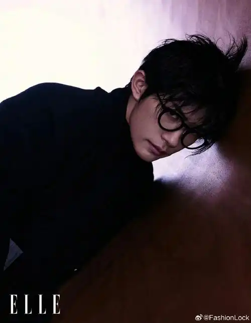 书级别的颜值,扑面而来的荷尔蒙气息,透露出一丝高冷与漫不经心的从容