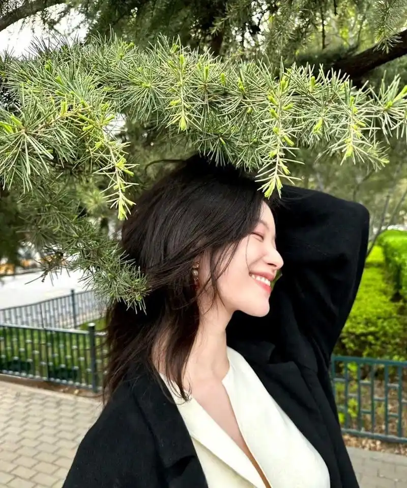 倪妮晒生活照#倪妮晒四宫格捧花自拍,状态也太好了,笑起来也太美丽了