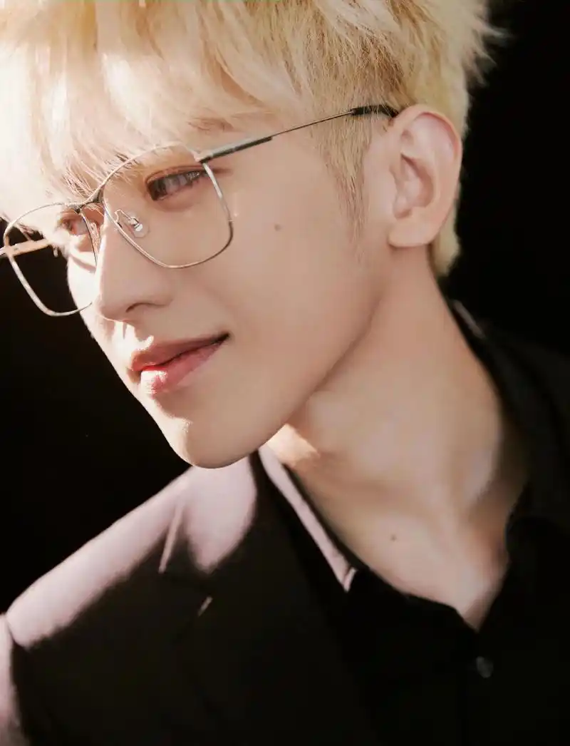 今晚七点与大哥不见不散#洛曦凡很困 #蔡徐坤 #神仙颜值 # - 抖音