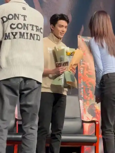 今天活动的主持人是吴磊的老师,也是蒋勤勤的同班同学,特别的缘分!