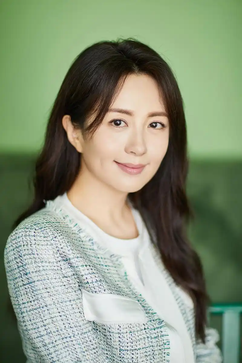 杨童舒夏日风情写真曝光身着浅绿色服饰清新温婉