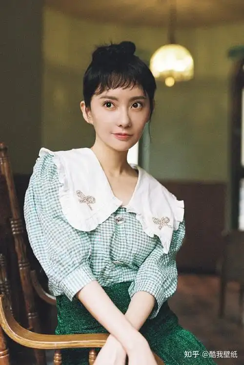 刘萌萌夏日氛围感大片丸子头娃娃领浅笑嫣然元气满满