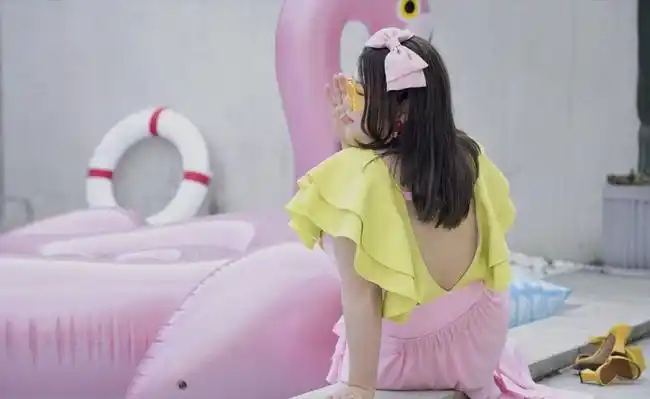 "大码女孩"的快乐你不懂?穿泳衣扮"甜心",肉肉身材太可爱