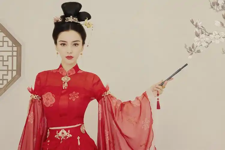 angelababy古装出席盛典活动 献唱《星月神话》传递东方魅力