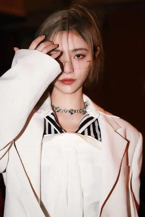 许佳琪情人节怼脸大片