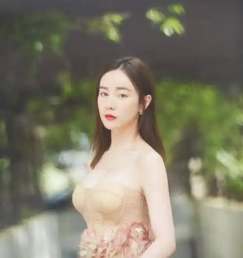 原创30岁的张檬越来越美了穿黄色衬衫内搭黑色连体泳衣身材超级好