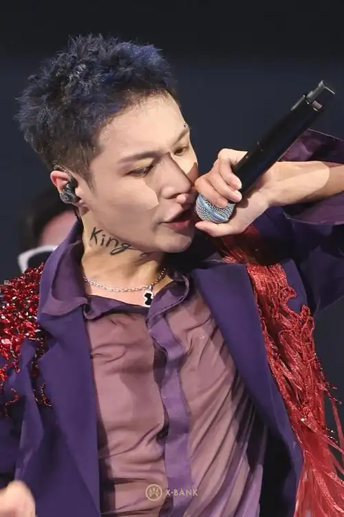 张艺兴蓝色碎盖短发##张艺兴2024世界巡演西安站