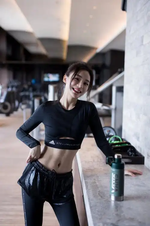 "马甲线女王"袁姗姗再曝美照,穿吊带裙躺草地上,性感极了