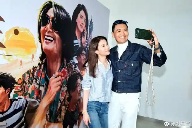 袁咏仪晒与周润发合影##袁咏仪说周润发又高又帅头发又多