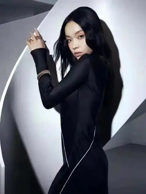 刘柏辛lexie身着shangxia上下2022春夏系列