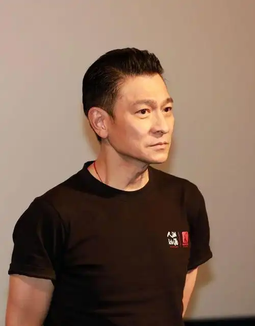 刘德华穿黑色t恤搭低腰牛仔裤帅气有型像年轻小伙子很可爱