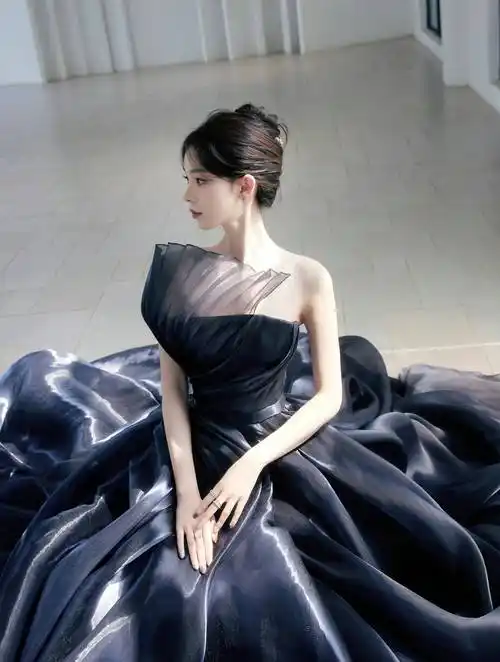 陈瑶藏蓝色抹胸礼服裙造型好仙,天鹅颈好优美,整个人在发光_活动_笔心