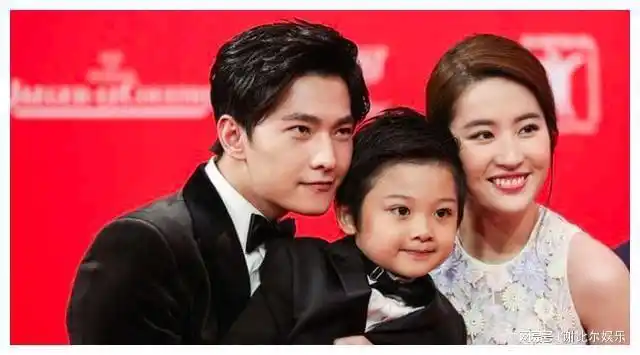 刘亦菲一家三口走红毯穿花瓣露腰裙清新甜美和杨洋真般配