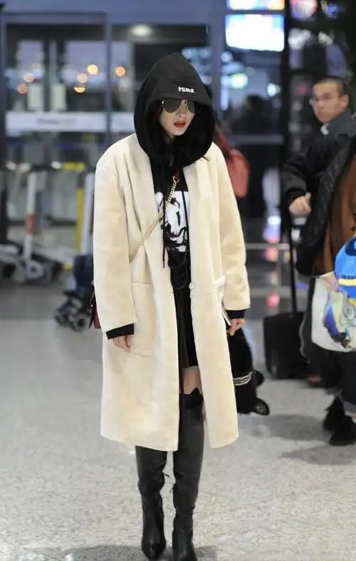 真服了机场的杨幂多冷的天都要光腿穿过膝靴女星为了美真挺拼