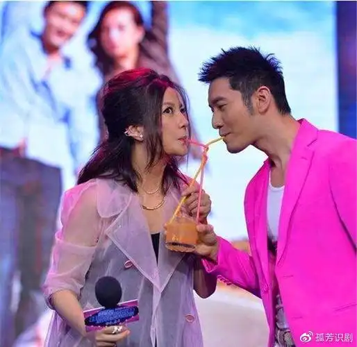 黄晓明baby再传婚变好友赵薇在线送祝福老婆杨颖迟迟没表示