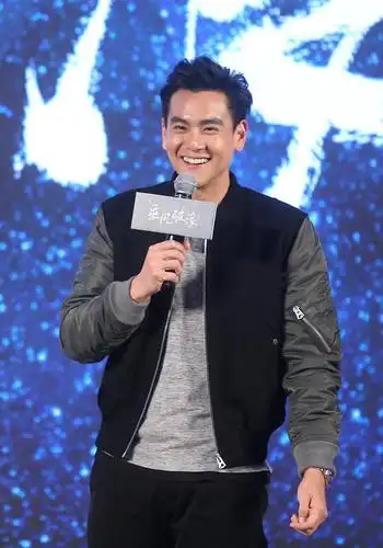 片中,彭于晏饰演生长于90年代末的阿正,在第一款海报中,他以中分发型