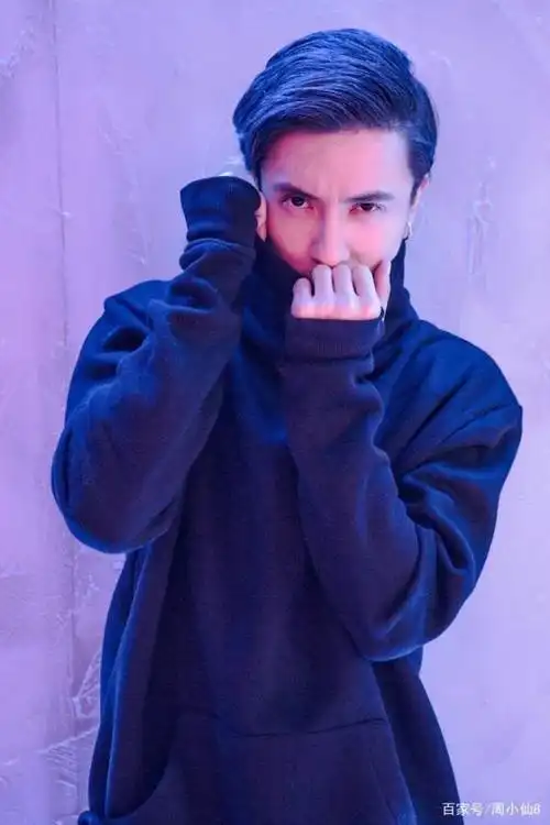 明星薛之谦娱乐圈实力歌手和演员,长相帅气,被誉为"薛氏情歌"
