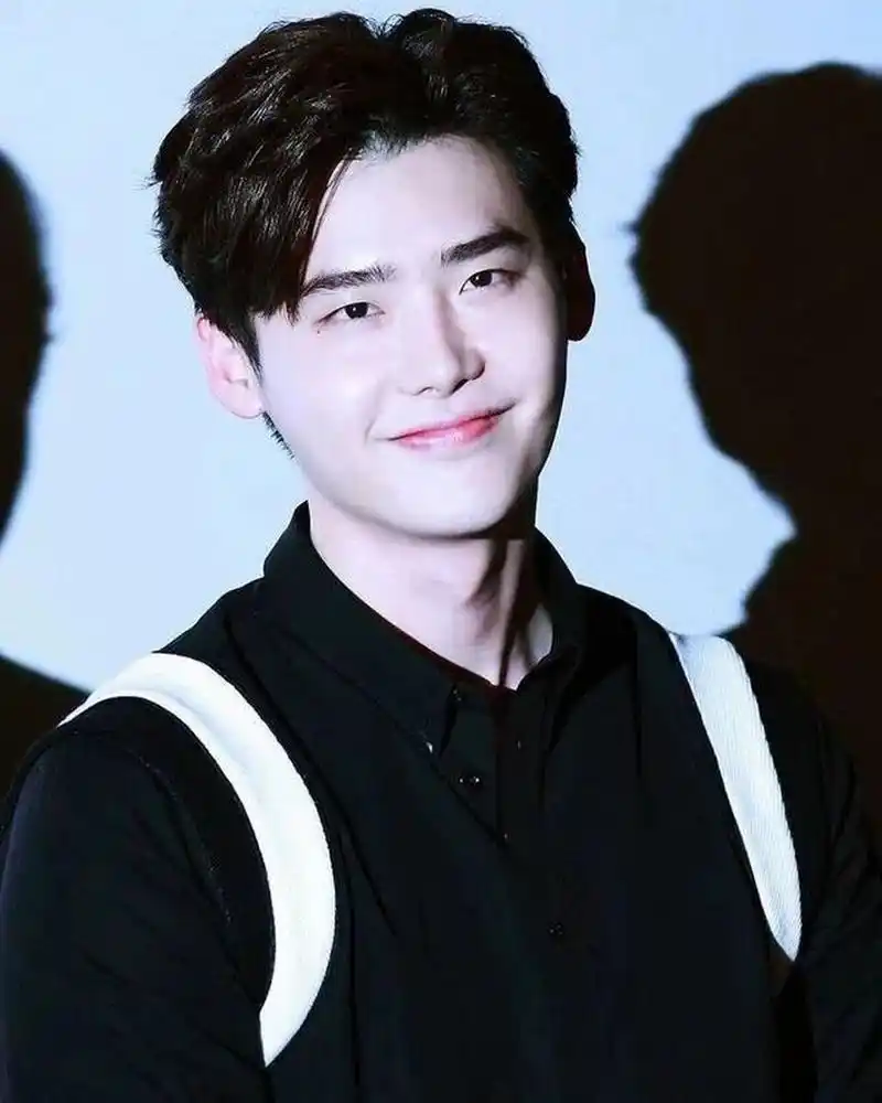 偶尔也会像礼物一般的存在 #人间理想李钟硕# #治愈系笑容