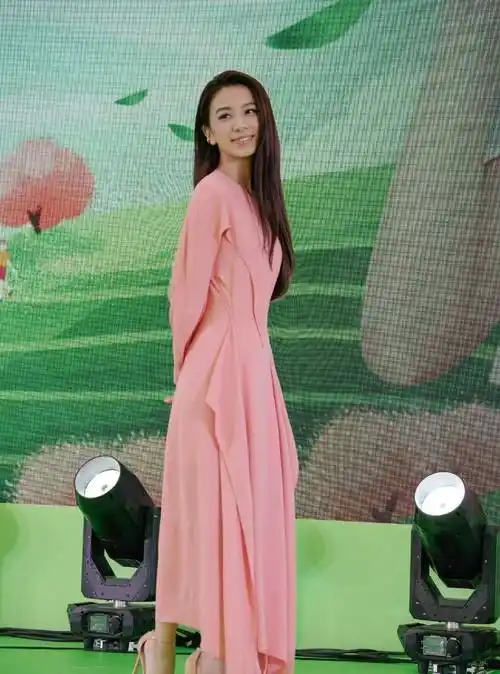 拼接纱裙:少女感十足,吸睛碎花连衣裙勾勒出田馥甄纤细的身材.