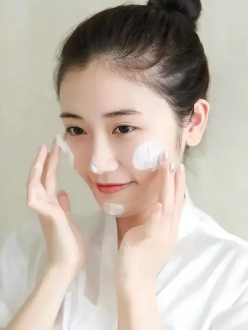 建议女人:每天睡前除了洗脸,还要多做几个步骤,皮肤能光滑细腻