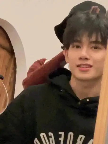 相比起来,胡先煦的外形上攻击性并不强,甚至他没有表情和语言的时候会