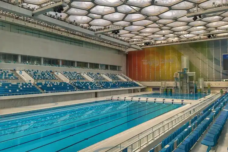 行程很紧凑,游览完长城,又来到奥运会的场馆"鸟巢"和"水立方"参观