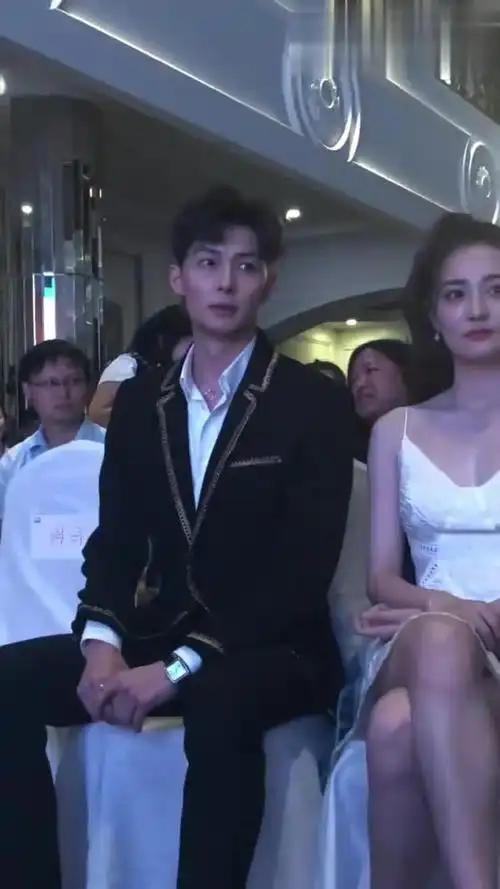 徐璐和她的男朋友出席活动男朋友时不时的靠近太恩爱了