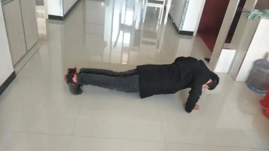 学生在做俯卧撑,强健体魄.