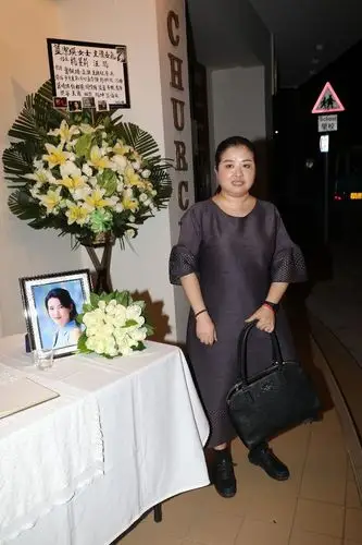 蓝洁瑛追思会众友人送追悼花篮,粉丝现场举横幅要求大佬出来谢罪