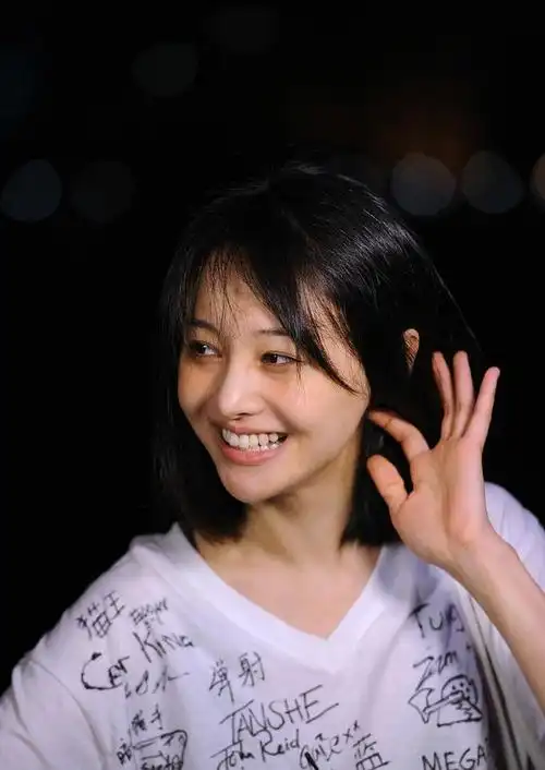 郑爽素颜亮相暴露黑眼圈和痘痘 斗鸡眼宛如憨豆先生搞怪逗趣