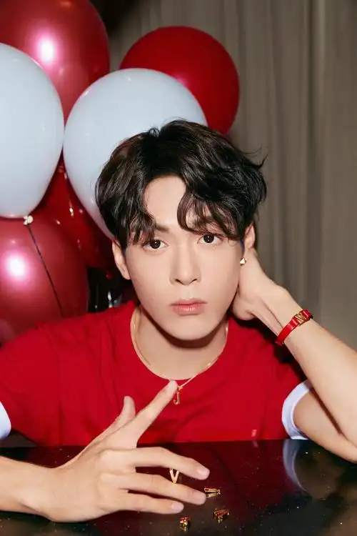 vogueme携手曾舜晞 拍摄valentino圣诞限定大片