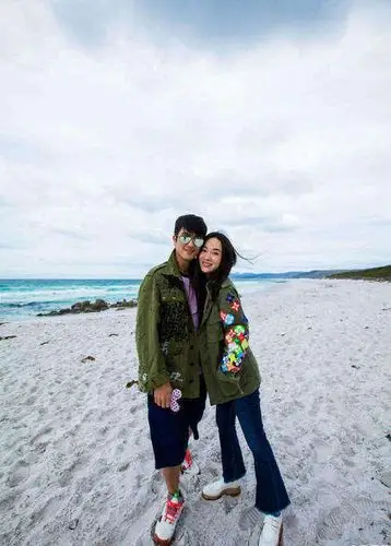 霍思燕夫妇海边走一圈秀恩爱 夫妻合影张张似大片
