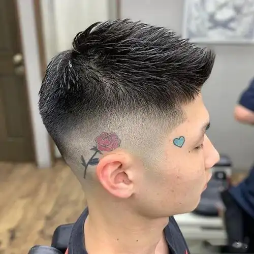 25到35岁男士选择露额侧背发型,有型有风度.超短三七分,瘦脸又帅气.