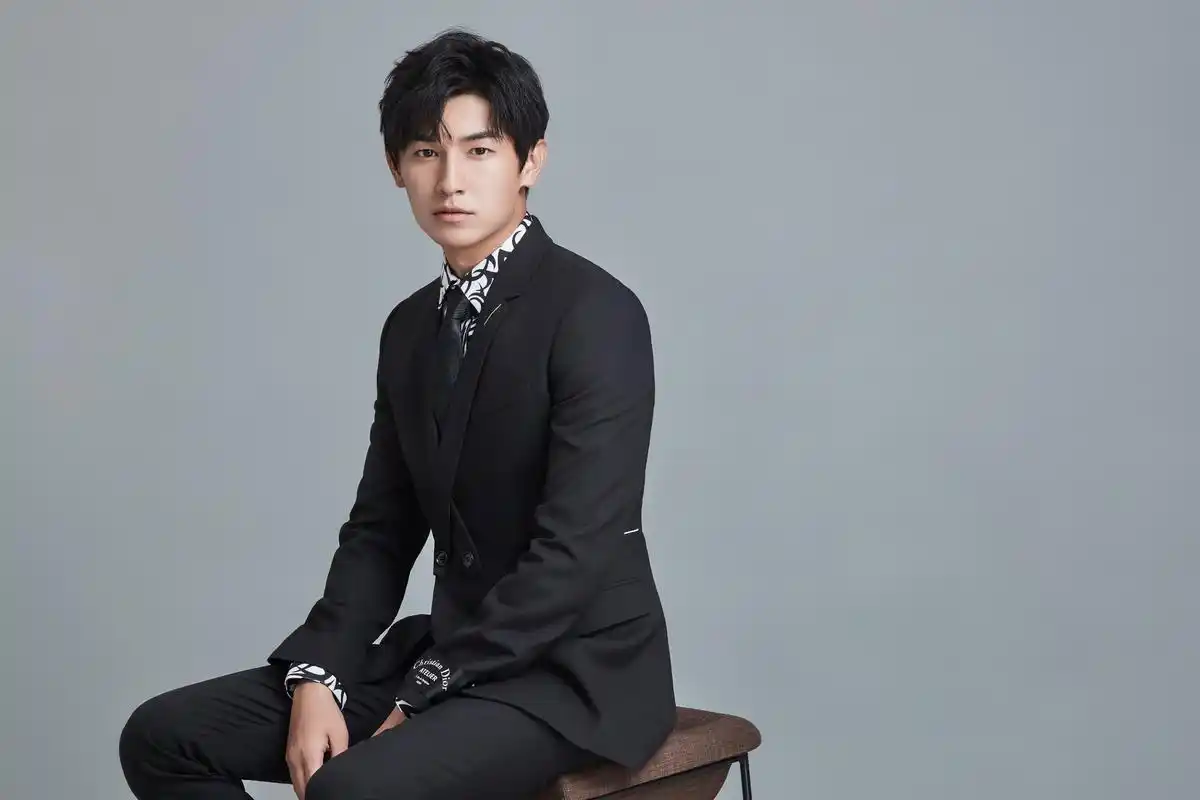 杨旭文曝光时尚写真西装造型帅气雅致