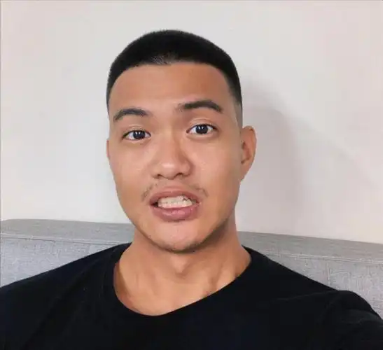 有的男士发际线比较高,有的男士发量比较稀少,在剪寸头发型的时候就要