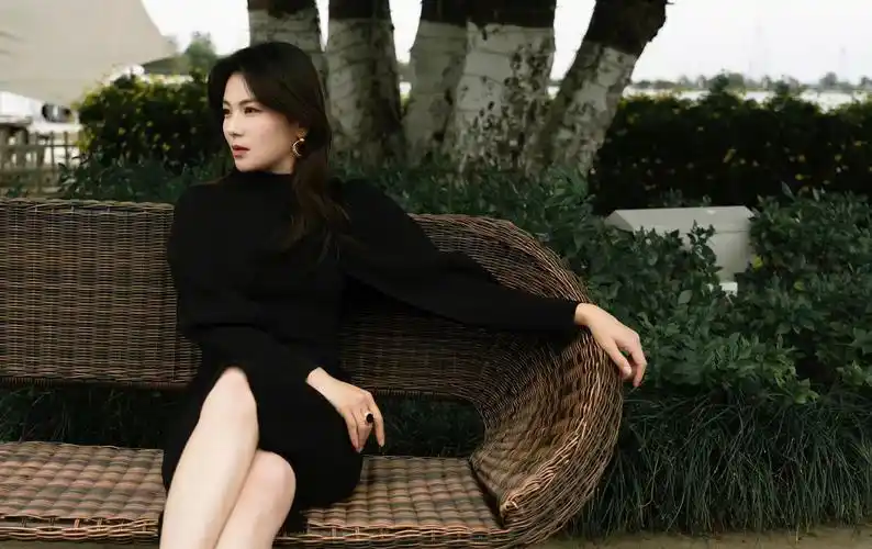 刘涛气质真好,穿简约小黑裙搭配高跟鞋,美得优雅大气