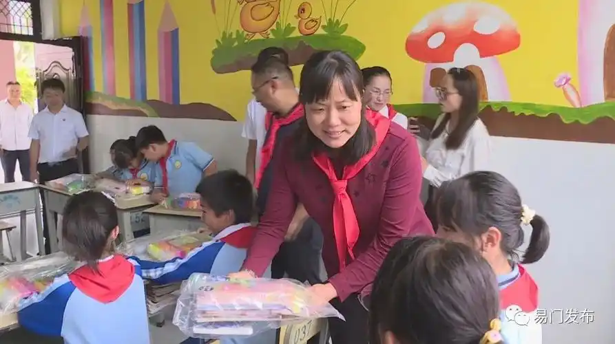 在乡中心幼儿园,何眉查看了办学环境,教学设施,并对食堂环境和卫生