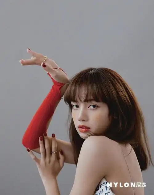 韩国女子组合lisa最新造型,各式复古风格穿搭,演绎百变美少女