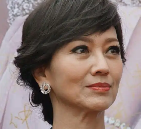 赵雅芝未修图满脸皱纹显老态不老女神也不得不服老了
