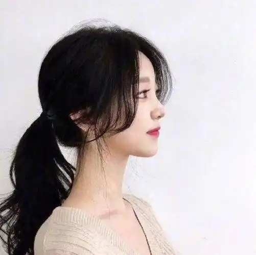 再扎到脑后,分发线采用三七分路,最后将最前面的刘海处挑出一缕,微微