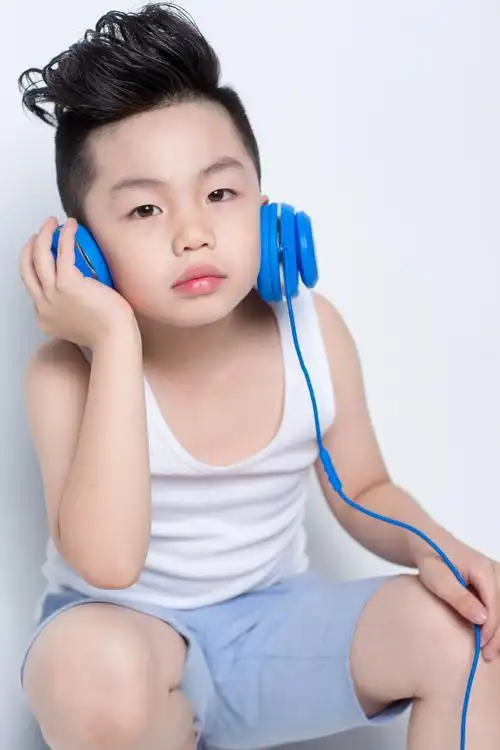 君临新晋童星"全能小帅哥"顾荣凯,男神气场!