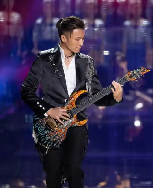 40岁谢霆锋不服老,扎丸子头穿西装变身潮男,比小鲜肉还会打扮