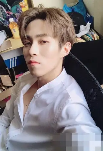 瘦脸男生短头发梳偏分发型瘦脸男生短头发,染出的浅色头发部分更加