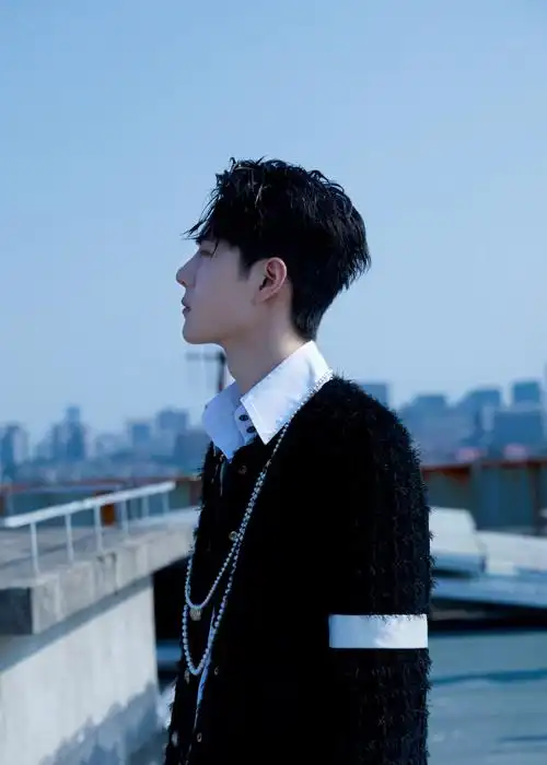 王一博超话本周街舞造型图集,豹队长又穿上chanel 2020秋冬新装出镜