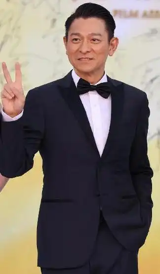 刘德华丧父之后低调复工,脸色憔悴头发花白,对比之前老十岁