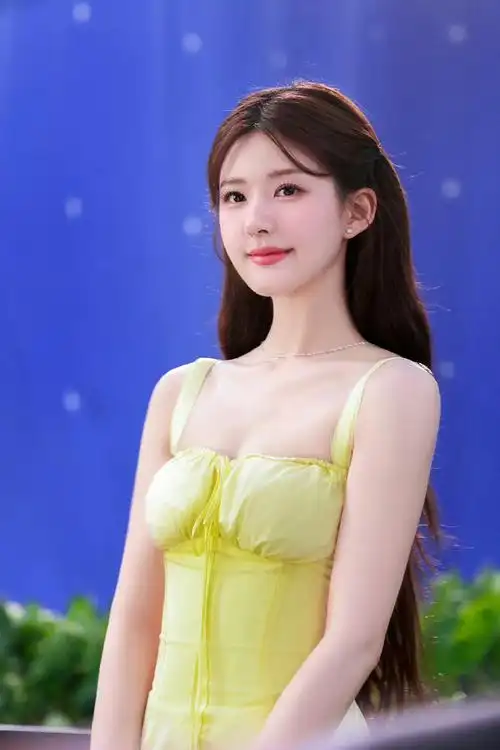 赵露思淡黄色长裙