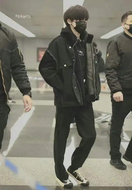 宋亚轩机场出发饭拍 all black造型穿搭,发型又奶又拽!__财经头条