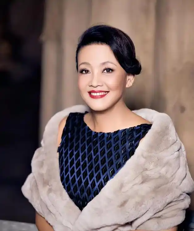 张兰董明珠忙会面,汪小菲绯闻缠满身,明明是母子,差距却很大