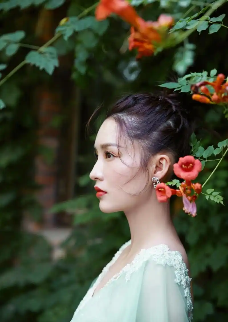 李沁晒薄荷绿纱裙美照 精致貌美似仙女下凡